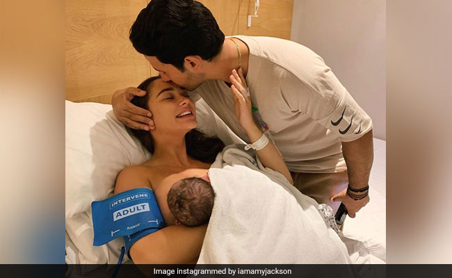 एमी जैक्सन ने शेयर की नन्हे बेटे की पहली तस्वीर, Cute Photo हुई वायरल