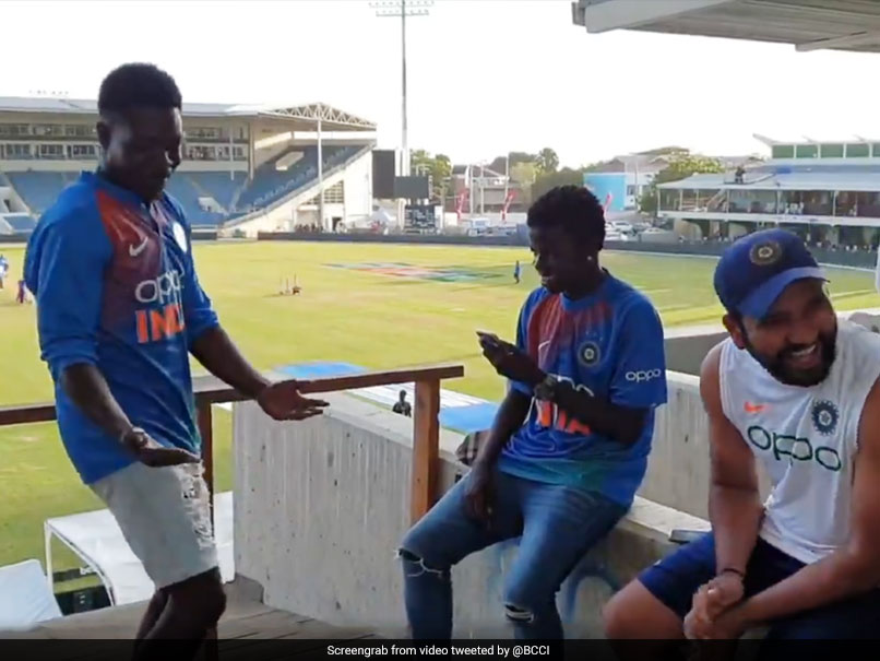 जब रोहित शर्मा के सामने उनके दो कैरेबियन फैंस ने किया बिंदास डांस, देखें VIDEO