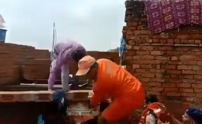 वाराणसी: राहत कार्य के दौरान दीवार टूटने से DM गिरे, चोटिल होने के बावजूद करते रहे काम, देखें VIDEO