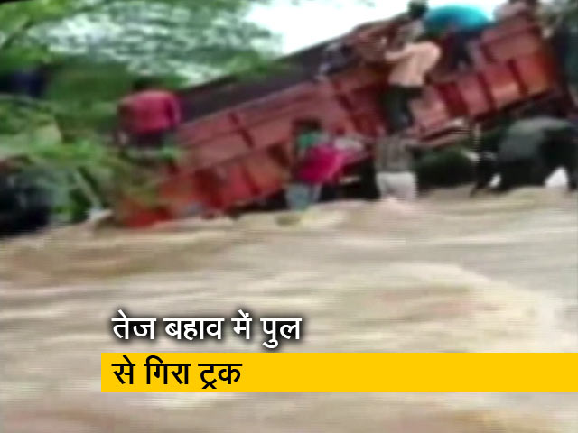 नदी के तेज बहाव में पुल से गिरा बच्चियों से भरा ट्रक