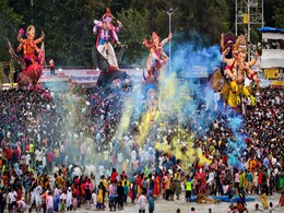 मुंबई : गणेशोत्सव के दूसरे दिन भगवान गणेश की छह हजार से अधिक मूर्तियां विसर्जित की गईं मुंबई : गणेशोत्सव के दूसरे दिन भगवान गणेश की छह हजार से अधिक मूर्तियां विसर्जित की गईं