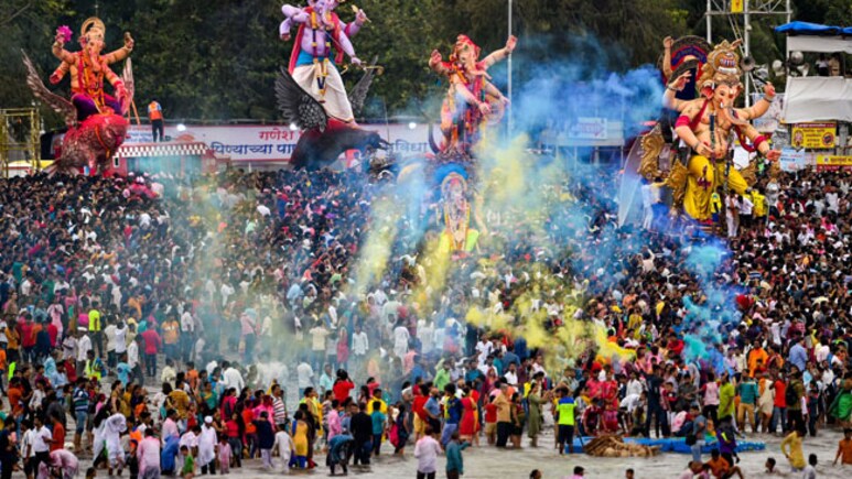 लालबाग के राजा के विसर्जन के दौरान चोरों की बल्ले-बल्ले, 50 मोबाइल और सोने की 7 चेन पर किया हाथ साफ