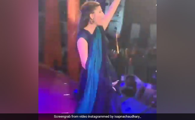 Sapna Choudhary Viral Video: सपना चौधरी ने दारोगा से की रपट लिखने की अपील, स्टेज पर मच गया हल्ला