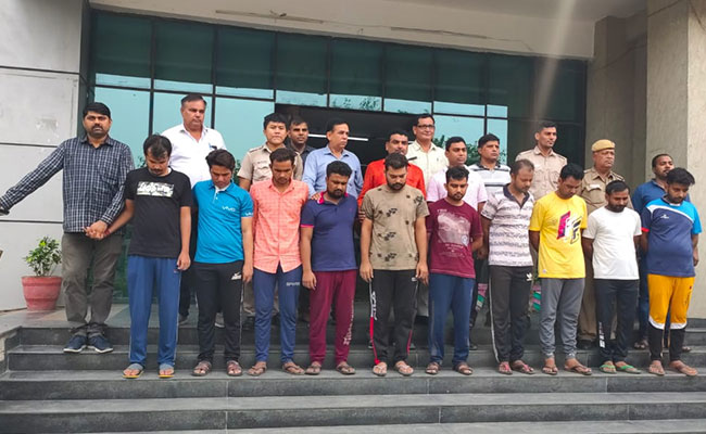 दिल्ली पुलिस ने फेक कॉल सेंटर के जरिये 250 से ज्यादा लोगों को ठगने वाले गिरोह का किया भंडाफोड़, 12 गिरफ्तार