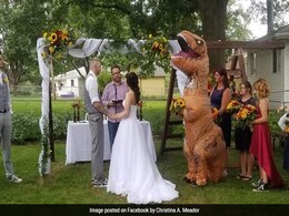 Maid Of Honour Dresses Up As T-Rex For Sister's Wedding Maid Of Honour Dresses Up As T-Rex For Sister's Wedding