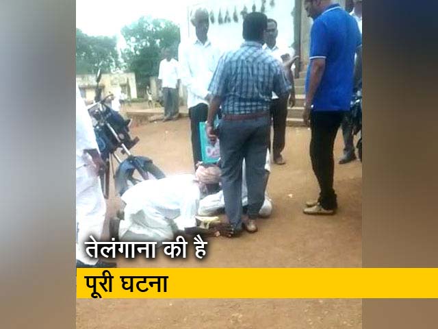 अधिकारी के पैर पर गिरकर किसानों ने रखी अपनी मांग