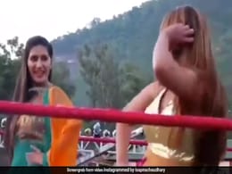 सपना चौधरी ने रिंग में किया ऐसा डांस, ढेर हो गए सारे पहलवान, धांसू Video हुआ वायरल सपना चौधरी ने रिंग में किया ऐसा डांस, ढेर हो गए सारे पहलवान, धांसू Video हुआ वायरल