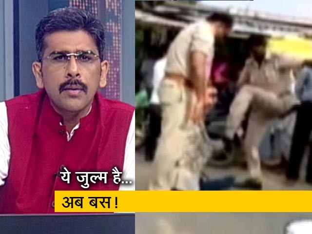 खबरों की खबर: यूपी पुलिस का बर्बर कानून, बीच सड़क युवक की जमकर पिटाई