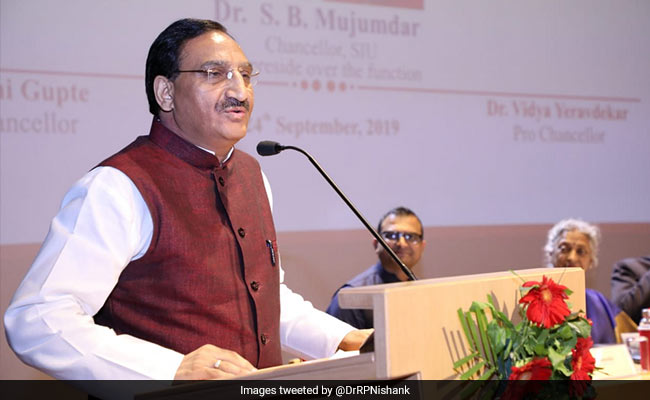 जयपुर में आयोजित दीक्षांत समारोह में बोले एचआरडी मिनिस्टर 'निशंक', ' डटकर मुकाबला किया जाए तो अवसर में बदल जाती हैं चुनौतियां'
