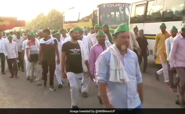 Thousands Of UP Farmers Stopped On Way To Delhi, Hold Sit-In Protest