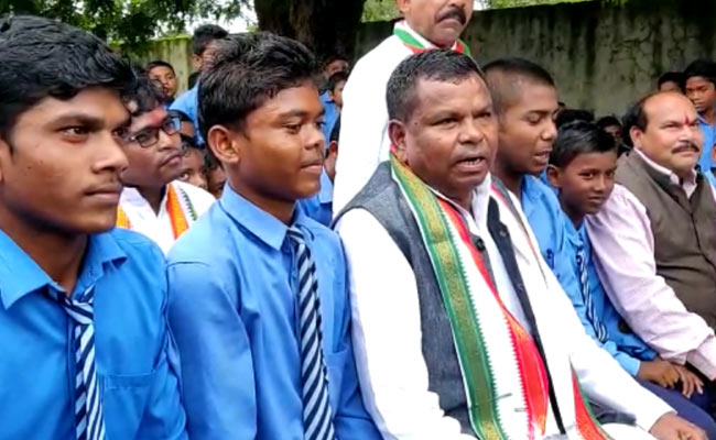 बड़े नेता कैसे बनें? छात्र के सवाल पर मंत्री ने कहा- इन अफसरों की कॉलर पकड़ो! देखें - VIDEO