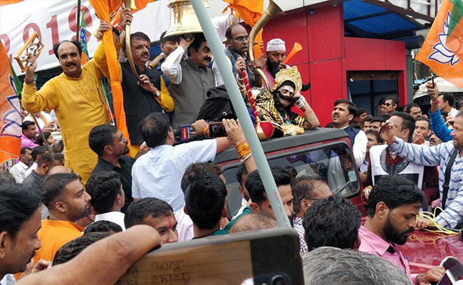 कुंभकर्ण, घंटे और ढोल-मंजीरों के साथ बीजेपी ने पूरे मध्यप्रदेश में किया विरोध प्रदर्शन, कांग्रेस ने दिया जवाब