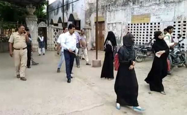 बुर्का पहनकर कॉलेज आईं लड़कियां तो प्रिंसिपल ने छड़ी दिखाकर भगाया, Video आने पर मचा बवाल