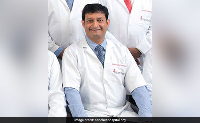 हाईवे पर टायर हुआ पंचर तो डॉक्टर ने की ड्राइवर की मदद, पीछे से आया ट्रक और...