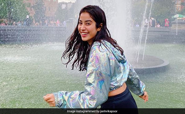 फव्वारे में इंज्वॉय कर रही थीं जाह्नवी कपूर, ईशान खट्टर ने किया यह कमेंट