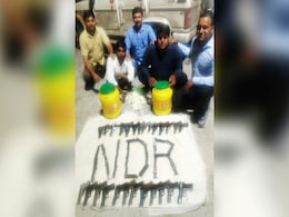 वाहन में मिले डिब्बे, खोले तो घी में डूबी हुईं दो दर्जन से अधिक पिस्तौलें निकलीं! दो गिरफ्तार वाहन में मिले डिब्बे, खोले तो घी में डूबी हुईं दो दर्जन से अधिक पिस्तौलें निकलीं! दो गिरफ्तार