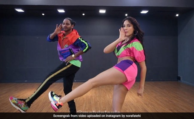 Nora Fatehi और इस शख्स के बीच हुआ धमाकेदार डांस मुकाबला, Video में देखें किसकी हुई जीत