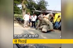 मामूली बहस में 2 पुलिसकर्मियों ने की शख्स की पिटाई, हुए सस्पेंड मामूली बहस में 2 पुलिसकर्मियों ने की शख्स की पिटाई, हुए सस्पेंड