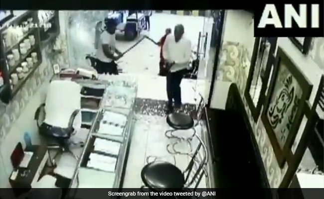 दुकान में घुसकर सर्राफा कारोबारी को मारी गोली, CCTV में कैद हुई दिल दहला देने वाली वारदात