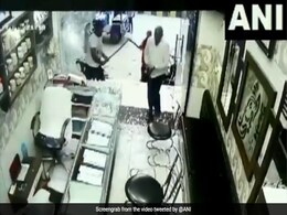 दुकान में घुसकर सर्राफा कारोबारी को मारी गोली, CCTV में कैद हुई दिल दहला देने वाली वारदात दुकान में घुसकर सर्राफा कारोबारी को मारी गोली, CCTV में कैद हुई दिल दहला देने वाली वारदात