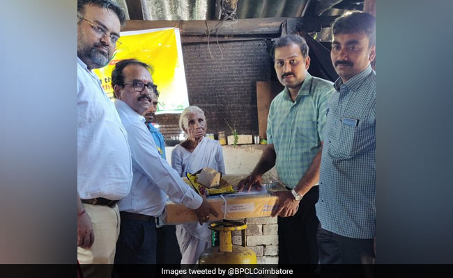 चूल्हे पर इडली बनाकर 1 रुपये में बेचती है ये बुजुर्ग महिला, आनंद महिंद्रा ने किया ट्वीट और हुआ ऐसा...