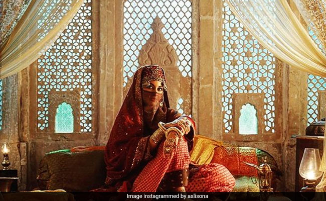 फिल्म 'लाल कप्तान' में सोनाक्षी सिन्हा के लुक का हुआ खुलासा, Photo हुई वायरल