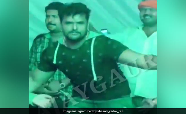 Bhojpuri Cinema: खेसारी लाल यादव ने स्टेज पर यूं मचाया धमाल, डांस Video हुआ वायरल