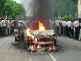 बीच सड़क पर लगा दी अपनी ही कार को आग, हवा में गोली चलाकर मचाया हंगामा, मची भगदड़ बीच सड़क पर लगा दी अपनी ही कार को आग, हवा में गोली चलाकर मचाया हंगामा, मची भगदड़