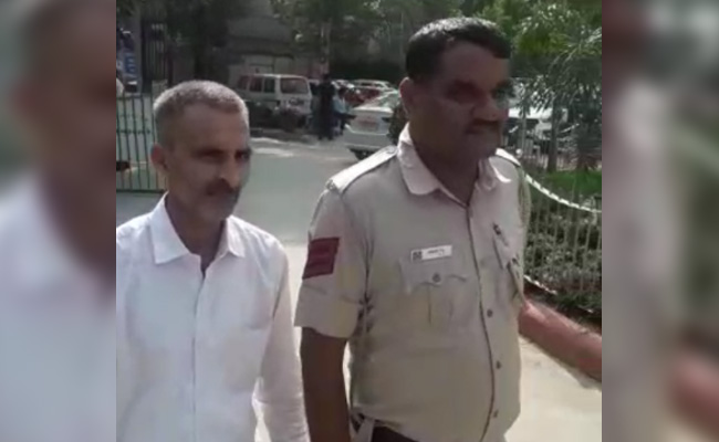 मेकअप आर्टिस्ट बिल्लू बार्बर गिरफ्तार, 32 साल के जयेश पटेल को बना दिया था 81 साल का बूढ़ा