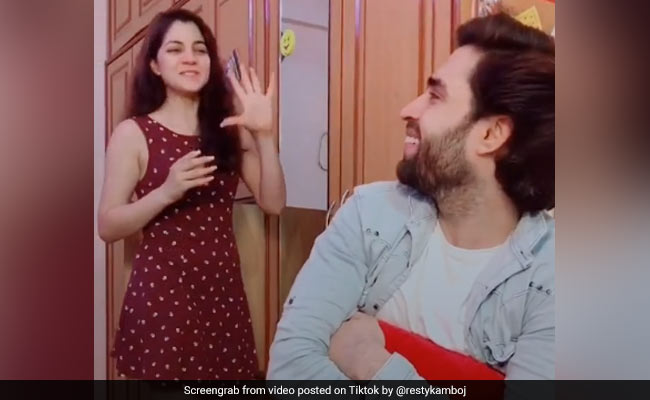 Tiktok Top 10: पति ने टिकटॉक पर की पत्नी की ऐसी Insult, देखें Funny Video