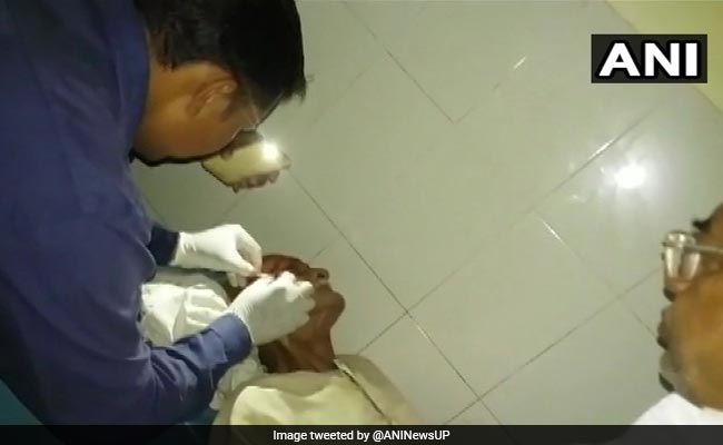 रोड एक्सीडेंट में घायल शख्स जब जिला अस्पताल पहुंचा तो नहीं थी बिजली, स्टाफ ने मोबाइल की फ्लैशलाइट में लगा दिये टांके