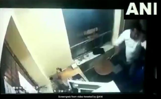 BJP नेता की गुंडागर्दी: टोल टैक्स मांगने पर कर्मचारी को जमकर पीटा, देखें वायरल VIDEO