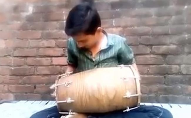 कोई भी गाना बजाओ, ढोलक से धुन निकाल देता है यह लड़का, जमकर वायरल हो रहा Video