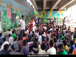 दिल्ली में मेट्रो पुल के नीचे इस शख्स ने बनाया ऐसा स्कूल, पढ़ते हैं 300 गरीब बच्चे दिल्ली में मेट्रो पुल के नीचे इस शख्स ने बनाया ऐसा स्कूल, पढ़ते हैं 300 गरीब बच्चे