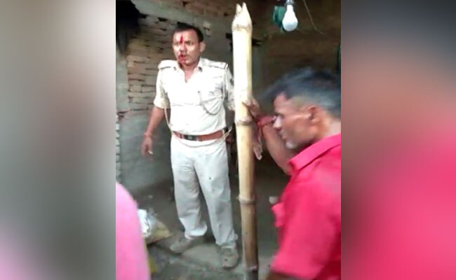मुजफ्फरपुर: गुस्साई भीड़ ने पुलिसवालों को दौड़ा-दौड़ाकर पीटा, जान बचाने के लिए करनी पड़ी फायरिंग