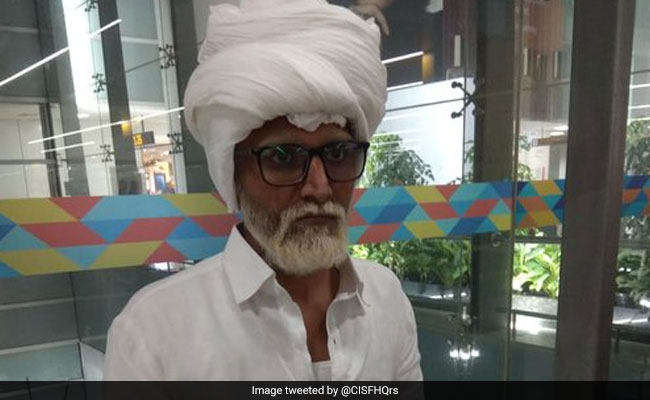 81 साल का बूढ़ा बनकर न्यूयॉर्क जाना चाहता था 32 साल का शख्स, जब व्हीलचेयर पर पहुंचा एयरपोर्ट तो...