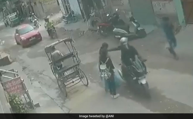 On Camera, Mother-Daughter Catch, Beat Up Chain Snatcher In Delhi
