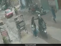 On Camera, Mother-Daughter Catch, Beat Up Chain Snatcher In Delhi On Camera, Mother-Daughter Catch, Beat Up Chain Snatcher In Delhi