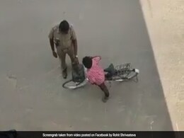 ट्रैफिक पुलिस ने काटा साइकिल वाले का 'चालान', जानिए Viral Video की सच्चाई ट्रैफिक पुलिस ने काटा साइकिल वाले का 'चालान', जानिए Viral Video की सच्चाई