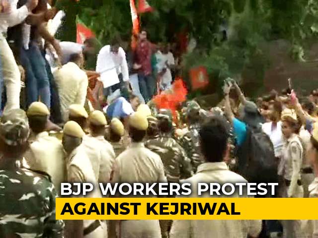 BJP Protest Outside Arvind Kejriwal's Home Over NRC Dig At Manoj Tiwari