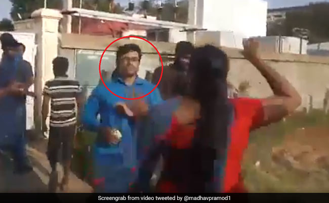 दो शादी करने के बाद तीसरी करने जा रहा था पति, पत्नियों ने चप्पलों से पीटा, देखें VIDEO