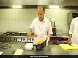 ब्रिटिश High Commissioner ने पाकिस्तान में बनाया गाजर का हलवा, बोले- 'मेरा दूसरा पाठ...' देखें VIDEO ब्रिटिश High Commissioner ने पाकिस्तान में बनाया गाजर का हलवा, बोले- 'मेरा दूसरा पाठ...' देखें VIDEO