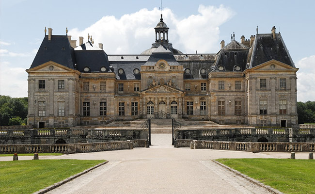 Robbers Flee With 2-Million-Euro Haul From Opulent French Castle