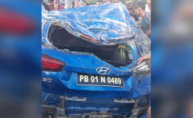 नोएडा : तेज रफ्तार कार बस से भिड़ी, युवक और युवती की मौत