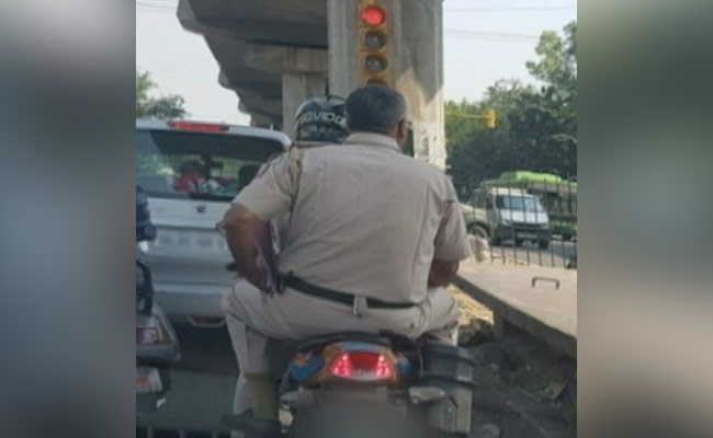 ...जब ट्रैफिक रूल का पालन नहीं करना पुलिसवालों को ही पड़ा महंगा, कटा इतने रुपये का चालान