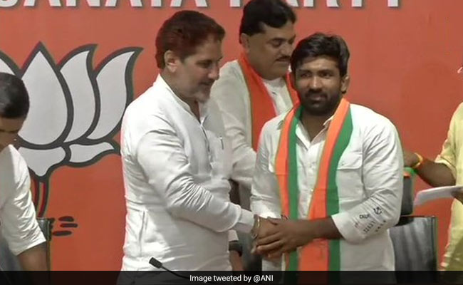 राजनीति के अखाड़े में पहलवान योगेश्वर दत्त और बबीता फोगाट हुए चित