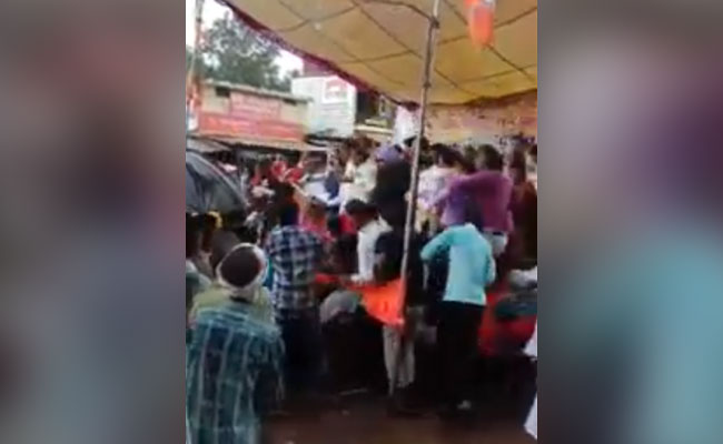 अचानक भरभराकर गिरा मंच, मध्यप्रदेश के पूर्व गृह मंत्री समेत बीजेपी के कई नेता गिरे; देखें VIDEO