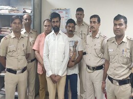 नौ करोड़ 85 लाख का फर्जी डिमांड ड्राफ्ट लेकर पहुंचे बैंक, तीन लोग धरे गए नौ करोड़ 85 लाख का फर्जी डिमांड ड्राफ्ट लेकर पहुंचे बैंक, तीन लोग धरे गए