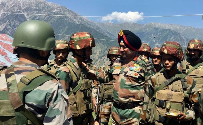 नार्दन कमांड के चीफ लेफ्टिनेंट जनरल रणबीर सिंह ने कश्मीर घाटी का दौरा किया