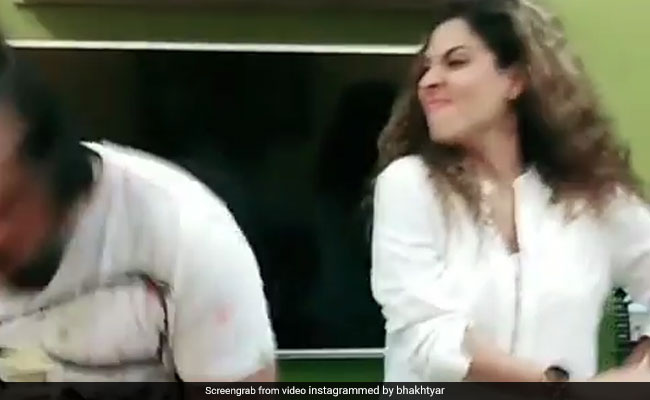 'बिग बॉस' के एक्स कंटेस्टेंट को हिमेश रेशमिया का सॉन्ग गाना पड़ा भारी, बीवी ने लगाया चांटा- देखें Video